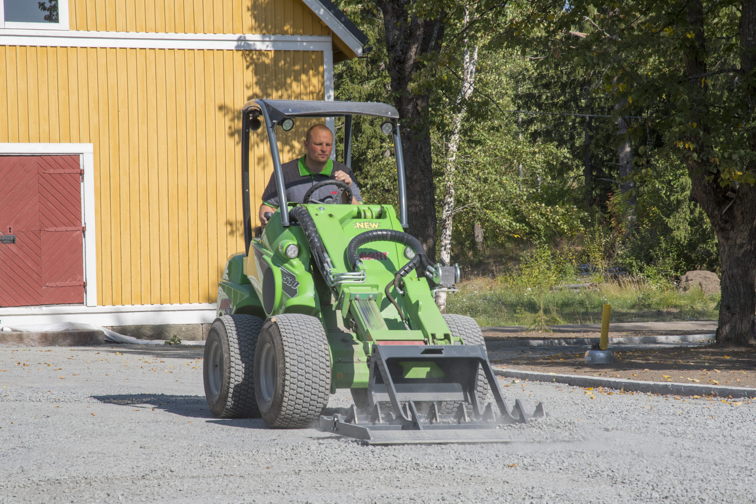 AVANT nakladalnik pri urejanju okolice — najem pri Tehnorentu